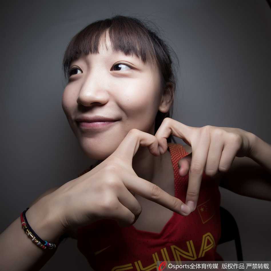 拍摄现场花絮，几名队员正在整理彼此的头发和衣服，准备下一个搞怪姿势，互动充满了温馨与欢乐。