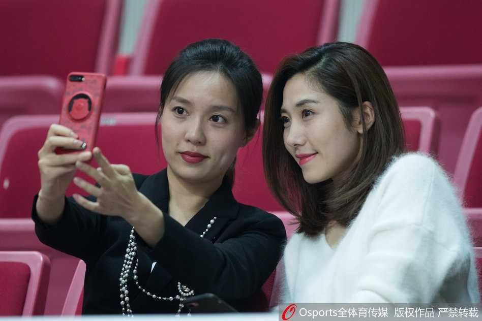 赛场倩影:CBA联赛中的美丽风景线 一位长发披肩的女球迷,目光紧紧追随着场内球员的动向,脸上写满了专注与期待。