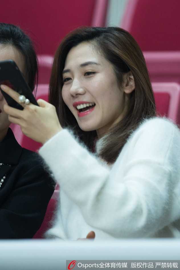 赛场倩影:CBA联赛中的美丽风景线 中场休息时,这位美女球迷对着镜头露出了略显羞涩却又十分甜美的笑容,背景是正在热身准备的篮球宝贝。