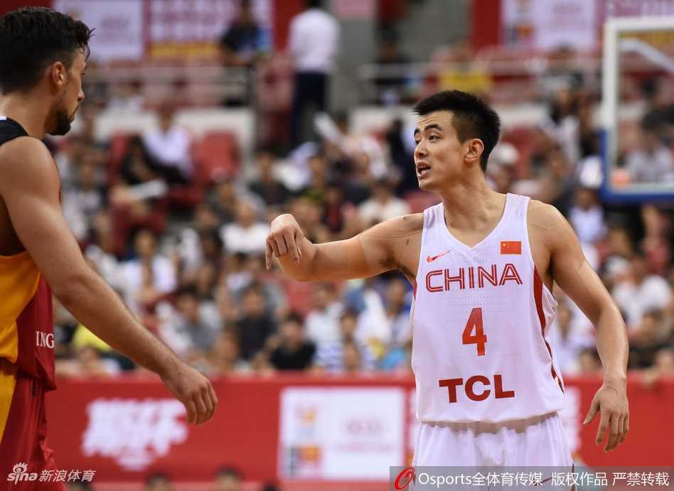 赛场兄弟情与老将担当:中国男篮的热血瞬间 王哲林命中关键球后,高举双臂欢呼,身后的赵睿则一脸疑惑地向裁判投诉沟通。