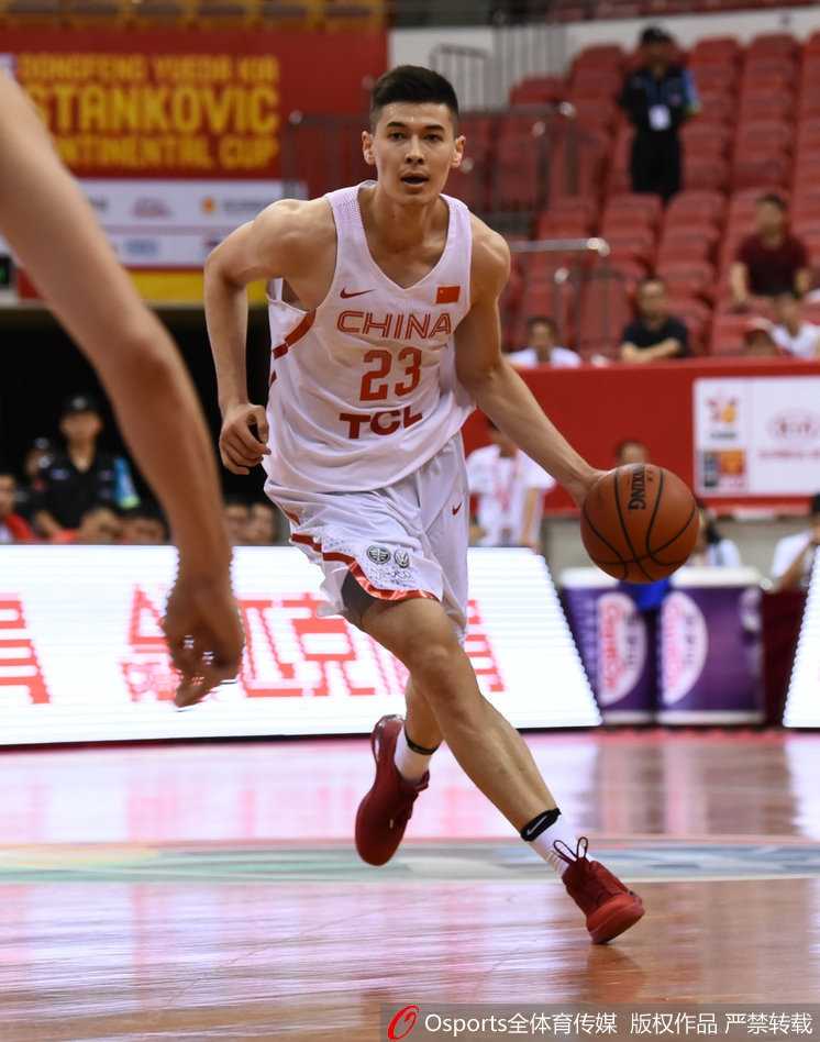 赛场兄弟情与老将担当:中国男篮的热血瞬间 赵睿面对防守球员,压低重心,运球强行突破,眼神坚定地注视着篮筐方向。