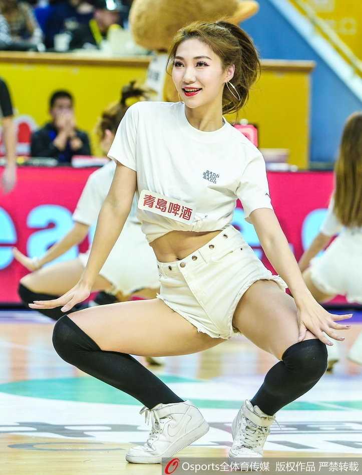 赛场光影诗人:Osports全体育传媒镜头下的热血瞬间 汗水在空中飞溅,运动员坚毅的眼神锁定前方,慢门追随的手法让背景化为流动的色带,衬托出主体一往无前的气势。