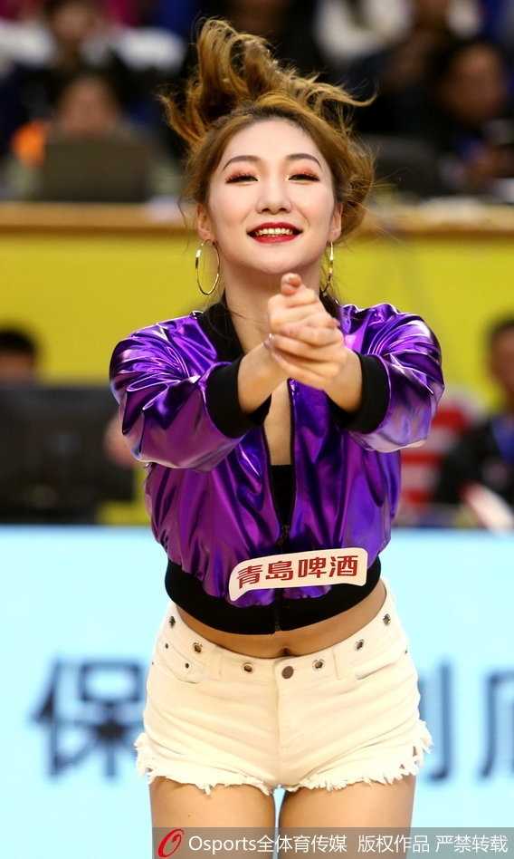 赛场光影诗人:Osports全体育传媒镜头下的热血瞬间 冰刀在冰面上刻下锐利的痕迹,运动员压低身姿全力冲刺,冰冷的赛场仿佛被这瞬间爆发的激情点燃。