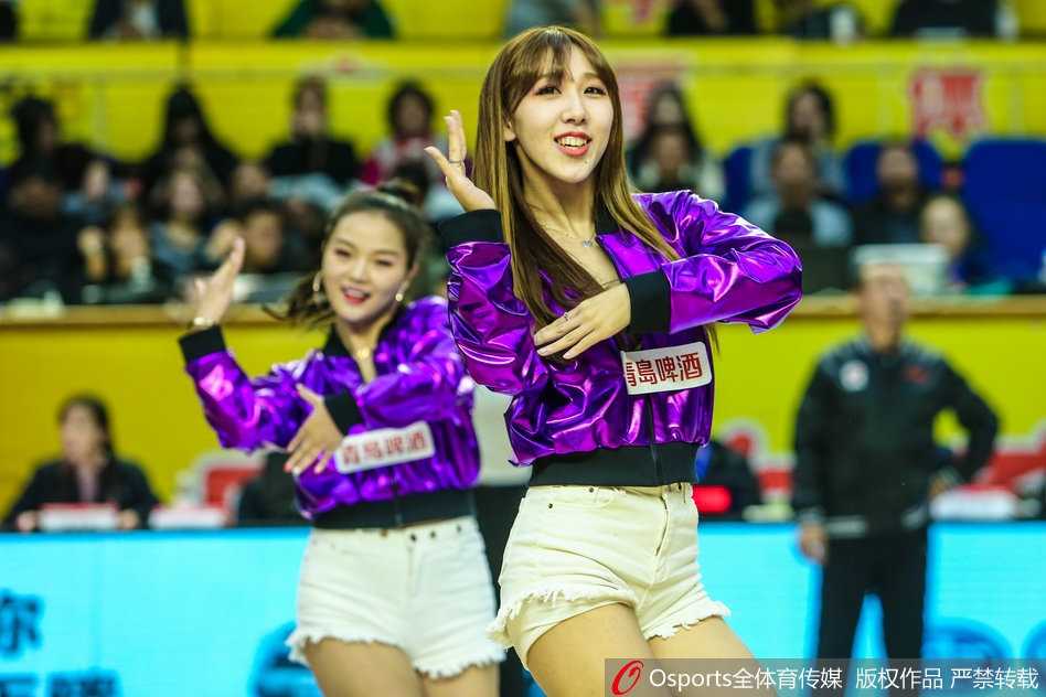 赛场光影诗人:Osports全体育传媒镜头下的热血瞬间 在千分之一秒的抉择中,摄影师用镜头凝固了运动员腾空而起的瞬间,肌肉线条在灯光下闪耀着雕塑般的光泽。