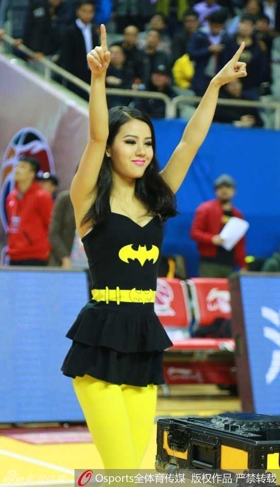 镜头拉近，捕捉到她脸上洋溢的灿烂笑容与自信神采，那是对音乐的热爱，也是对掌控这个万人舞台的享受，感染力十足。