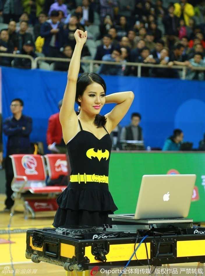表演结束，她向沸腾的观众席挥手致意，脸上带着些许汗珠，但笑容依旧灿烂，仿佛在说：今晚的派对，你们还满意吗？