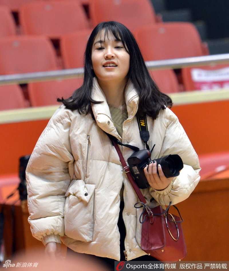 赛场背后探营记:美女记者直击新疆广汇与山东高速男篮高强度备战 特写镜头中,美女记者正低头检查刚才录制的采访素材,夕阳的余晖透过训练馆的玻璃窗洒在她身上。她手中的录音笔和笔记本,见证了这一天高强度工作的累累硕果。