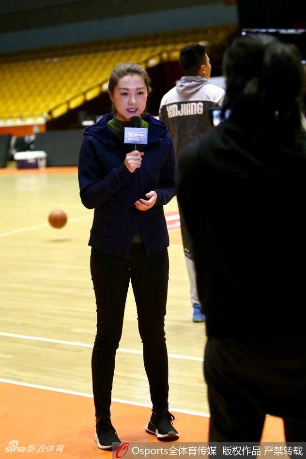 赛场背后探营记:美女记者直击新疆广汇与山东高速男篮高强度备战 山东男篮的训练场上,一位高大的内线球员正持球背身单打,防守球员全力以赴,而在底线附近,美女记者半蹲着身子,以低角度抓拍着这次激烈的攻防对抗,神情极为投入。