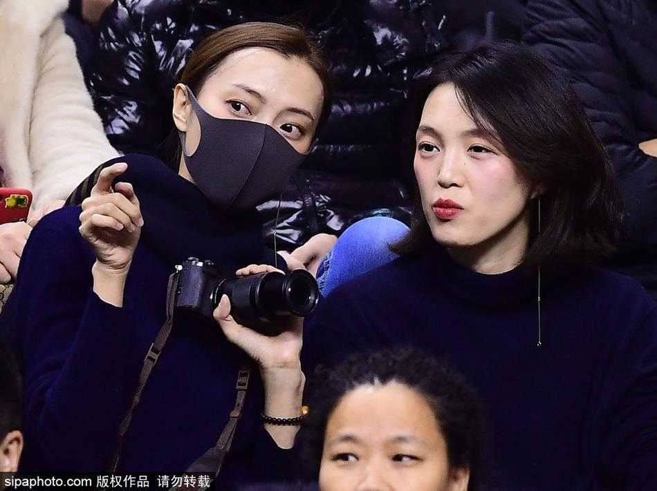 李晓旭在场上奋力卡位，准备拼抢篮板，他的背影写满了不屈与坚韧，场边的妻子正用相机记录这一切