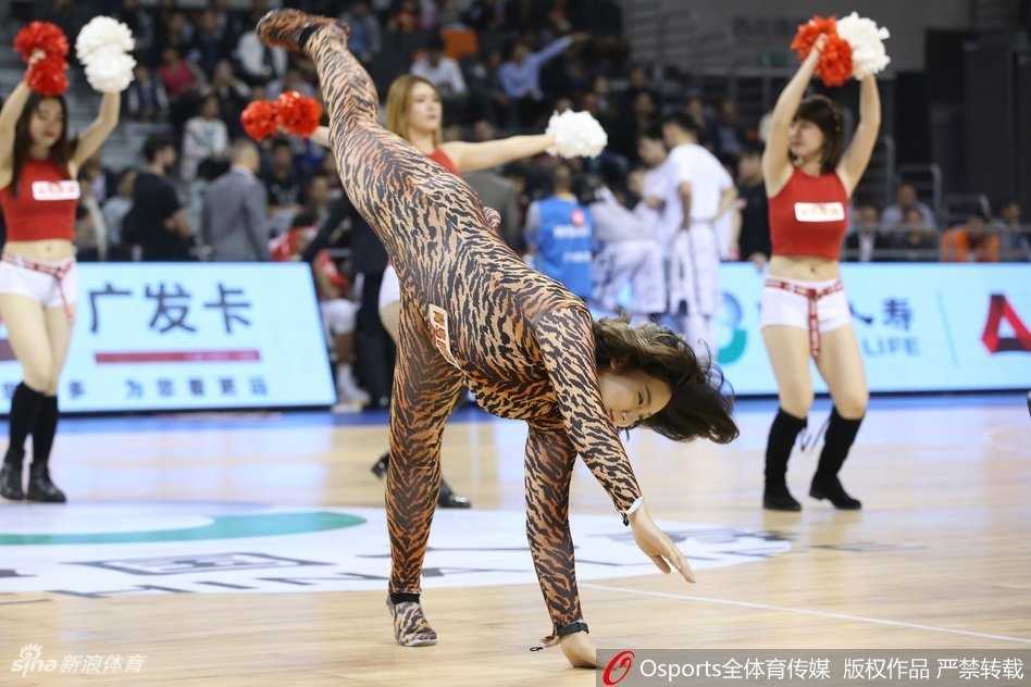 赛场边的璀璨星光:广东啦啦队以热舞诠释篮球激情 从高处俯瞰,广东啦啦队摆出了一个精心设计的队形,她们以跪姿为基础,彼此呼应,形成了一道错落有致的风景线。她们用身体语言诠释着音乐的律动,让整个赛场都沉浸在这片由热情营造的海洋之中。