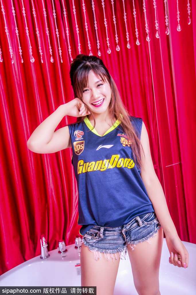 赛场边的璀璨星光:篮球宝贝的汗水、热爱与团队魂 暖色的灯光打在她身上,为甜美的面容镀上了一层柔光。她轻抚秀发,动作自然而优雅,仿佛是从篮球漫画中走出来的元气少女。