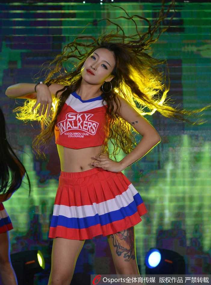 赛场边的璀璨风景:篮球宝贝热舞瞬间,长发裙摆飞扬点燃激情 镜头拉近,一位长发飘飘的篮球宝贝正自信微笑,她手中的花球随着有力的动作上下翻飞,飞扬的发丝和灵动双眸定格了青春最美的模样。