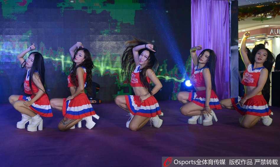 赛场边的璀璨风景:篮球宝贝热舞瞬间,长发裙摆飞扬点燃激情 表演进入尾声,宝贝们摆出结束造型,她们的笑容比场馆内的灯光更耀眼,汗水在脸颊上闪着光,那是投入表演后最真实的美丽印记。