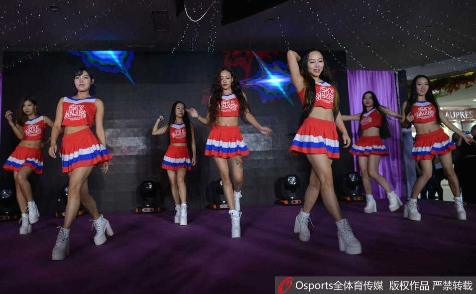 赛场边的璀璨风景:篮球宝贝热舞瞬间,长发裙摆飞扬点燃激情 队形变换瞬间,一位核心位置的篮球宝贝高高跃起,舒展的身姿充满力量感,短裙飘扬的刹那,展现出的是力量与柔美的完美平衡。