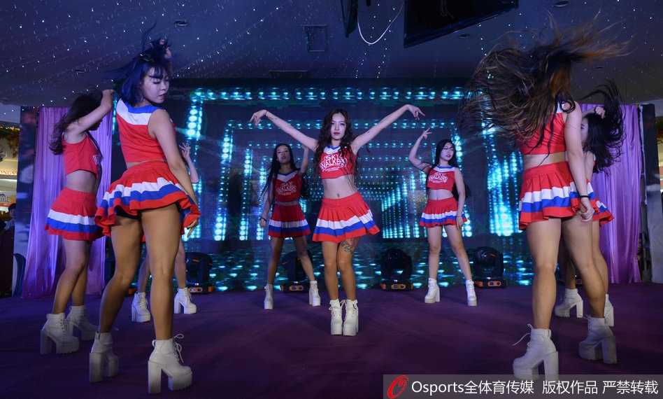 赛场边的璀璨风景:篮球宝贝热舞瞬间,长发裙摆飞扬点燃激情 光影交错中,篮球宝贝们身着亮色短裙,随着音乐节拍整齐起舞,修长美腿在球场灯光下划出优美的弧线,瞬间点燃全场热情。