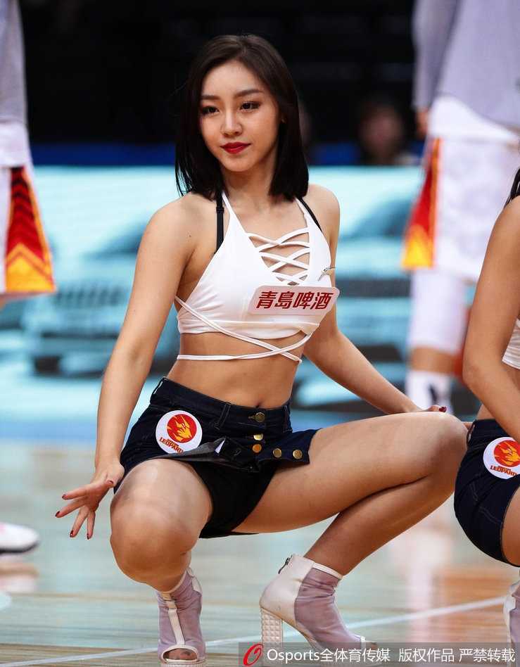 赛场边的精灵:CBA啦啦队如何用舞姿点燃篮球之夜 身姿挺拔的她目光坚毅地望向远方,修长的身形在灯光下勾勒出优美的线条,举手投足间散发着自信的魅力。