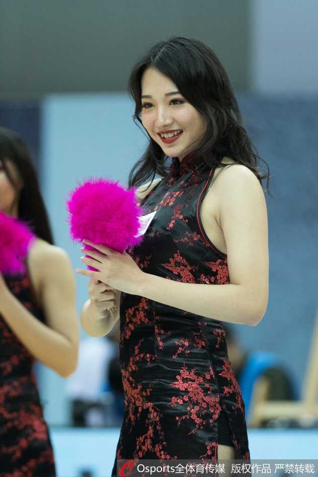 赛场边的精灵:CBA啦啦队如何用舞姿点燃篮球之夜 灿烂的笑容在聚光灯下格外耀眼,她用双手在头顶比出爱心,将这份热情毫无保留地传递给看台上的每一位球迷。