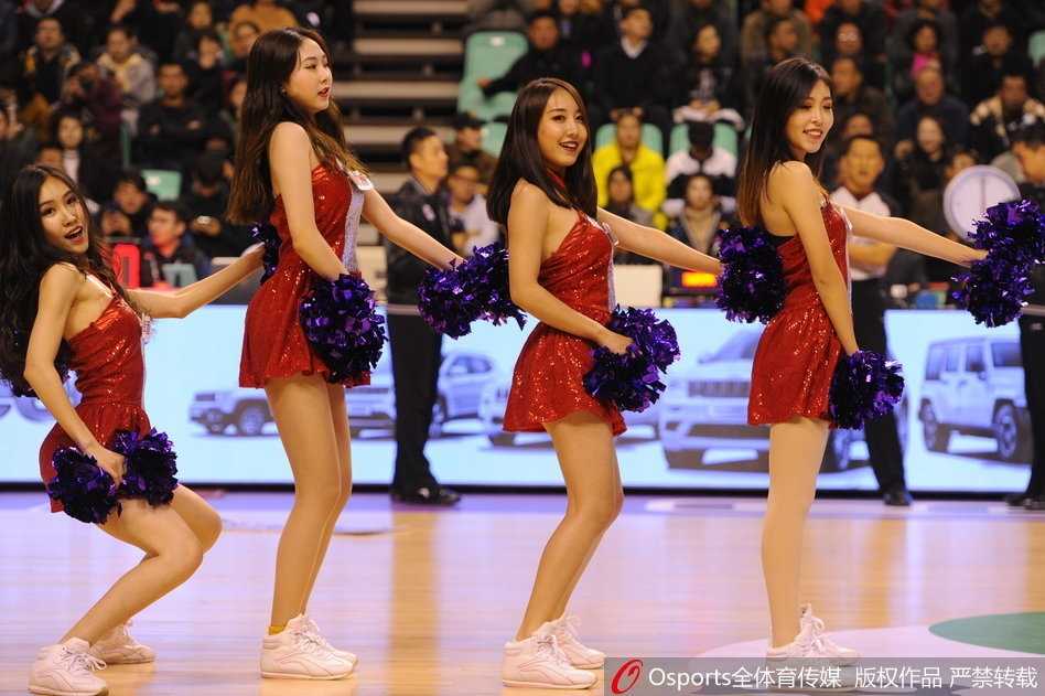 赛场边的精灵:CBA啦啦队如何用舞姿点燃篮球之夜 聚光灯下,她回眸一笑,灵动的眼神仿佛能穿透赛场所有的喧嚣,瞬间抓住了全场球迷的心。