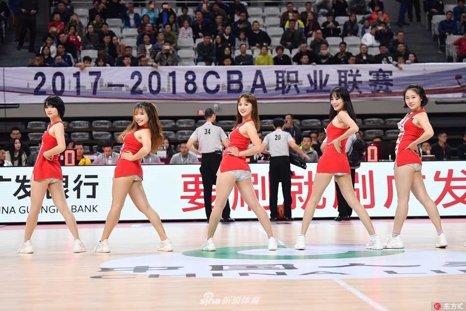 伴随着动感的节奏，啦啦宝贝们整齐划一地跃起，马尾辫在空中划出活力的弧线，她们用灿烂的笑容瞬间点燃了杭州主场的热情。