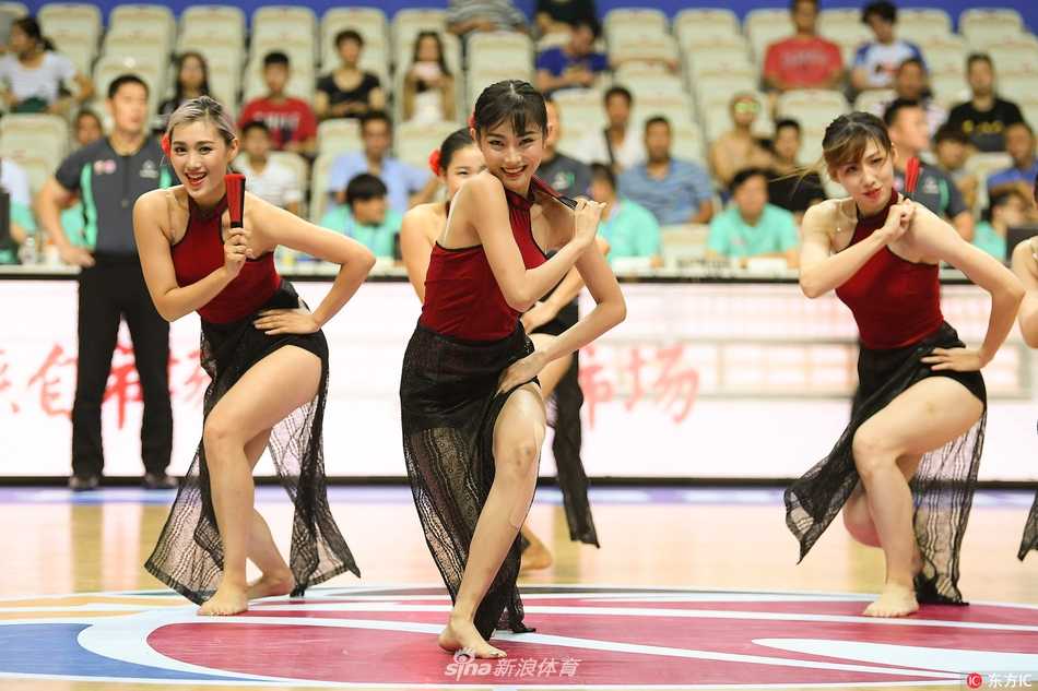 在上海源深体育馆的木地板上，拉拉队宝贝赤着脚，随着音乐的节拍轻盈起舞，修长的腿部线条在球馆的灯光下显得格外迷人，青春的活力在每一个动作中绽放。