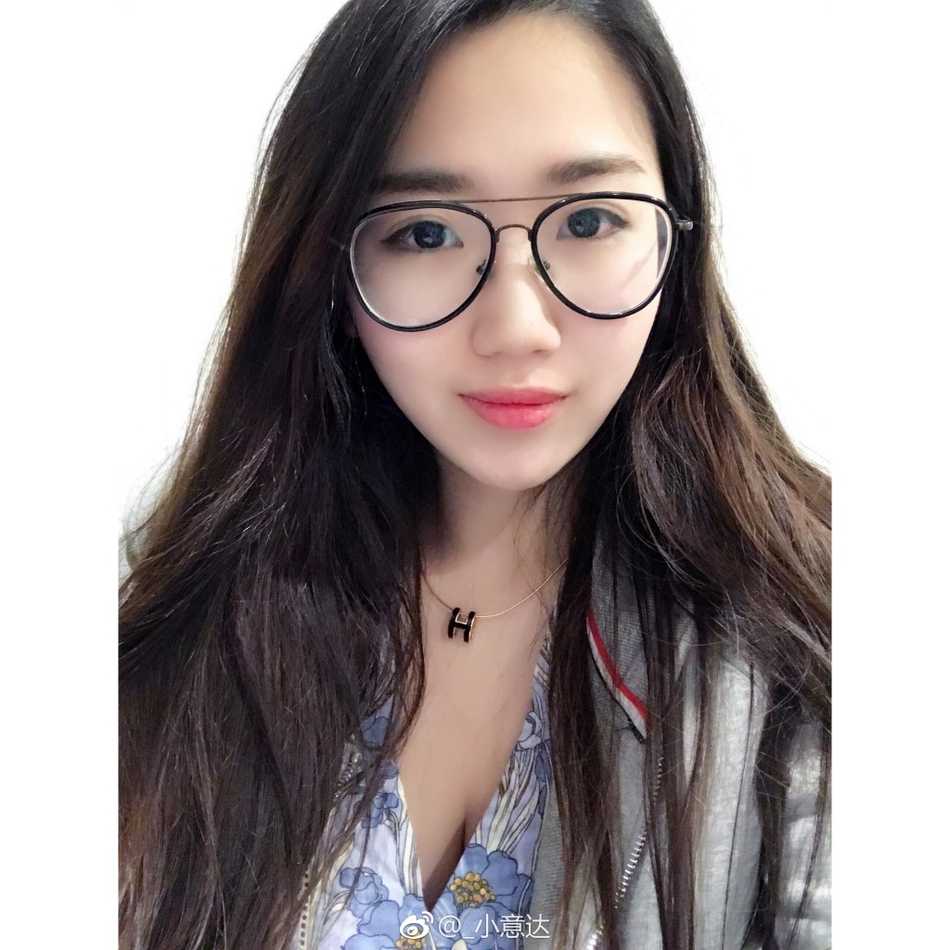 赵岩昊情断十年长跑?从“中国库里”到顶薪先生的坚守与转折 赵岩昊女友的侧颜杀,高挺的鼻梁和完美的下颌线在光影下显得格外迷人,散发着独特的女性魅力。