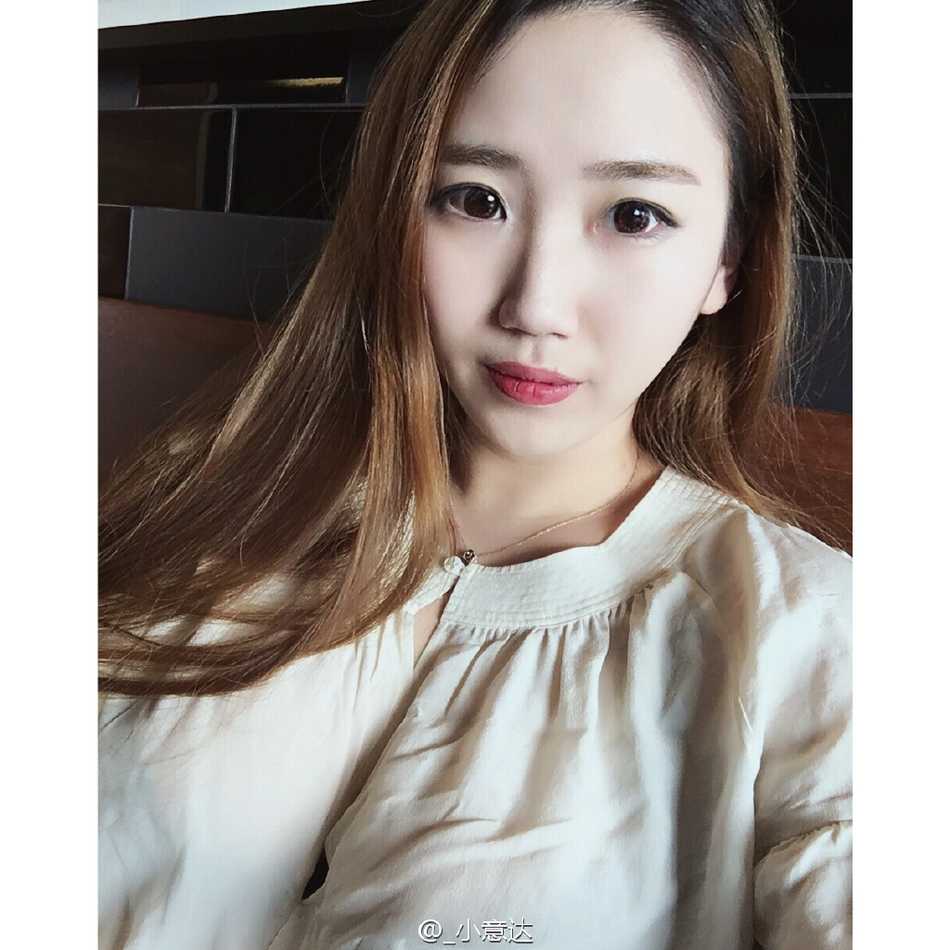 赵岩昊情断十年长跑?从“中国库里”到顶薪先生的坚守与转折 夕阳余晖下,赵岩昊搂着女友的肩膀,两人站在街角相视而笑,画面充满了电影质感般的浪漫与温馨。