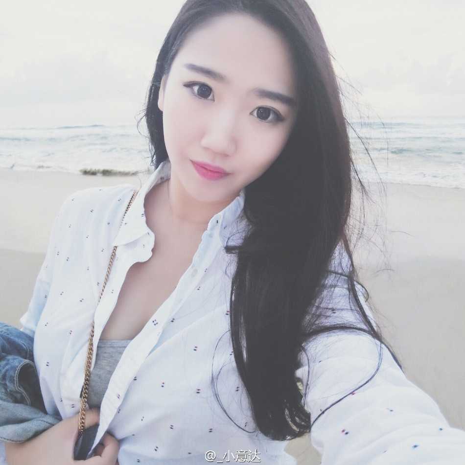 赵岩昊情断十年长跑?从“中国库里”到顶薪先生的坚守与转折 身材火辣的女友昔日与赵岩昊的甜蜜合照,照片中的她笑容甜美,紧靠在赵岩昊身旁,两人的幸福几乎要溢出屏幕。