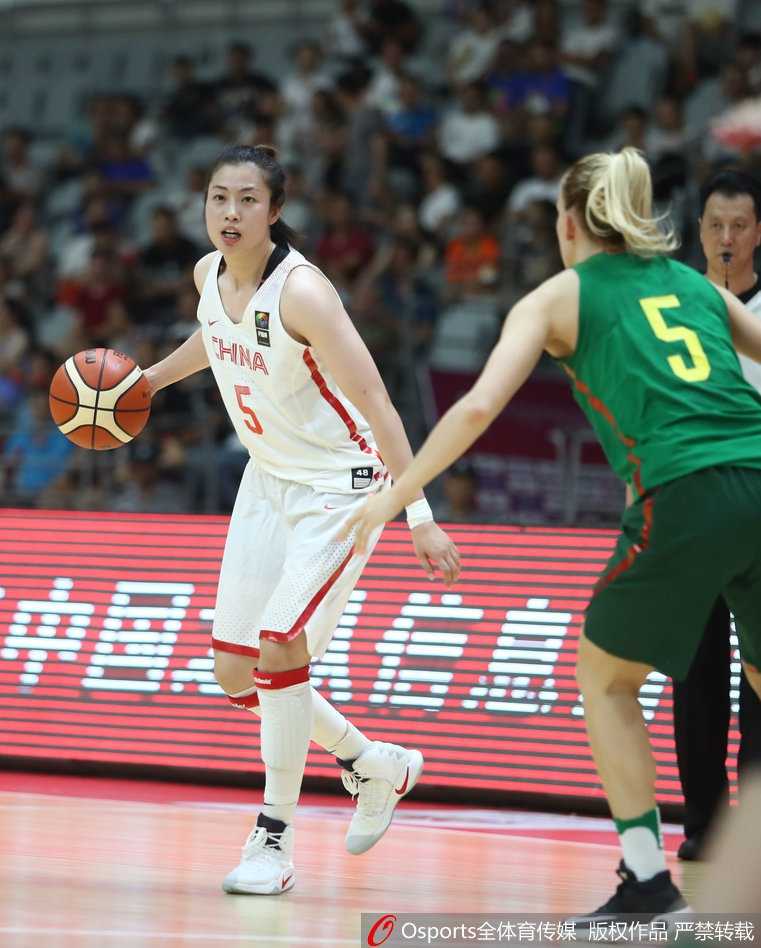 赵爽妙传激活全场 女篮大胜立陶宛豪取两连胜 李月汝在篮下高高跃起,犹如一堵移动的长城,狠狠地将对手的上篮盖下。