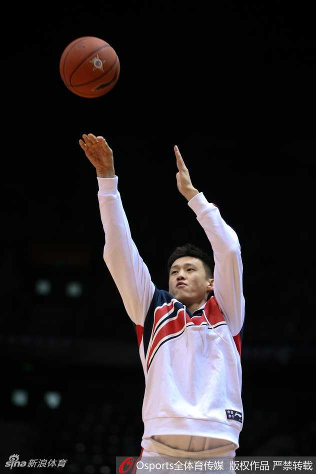 赵睿弯腰系鞋带时仍不忘搞怪，抬头看向镜头的瞬间眼神调皮，连最普通的动作都做得趣味十足。