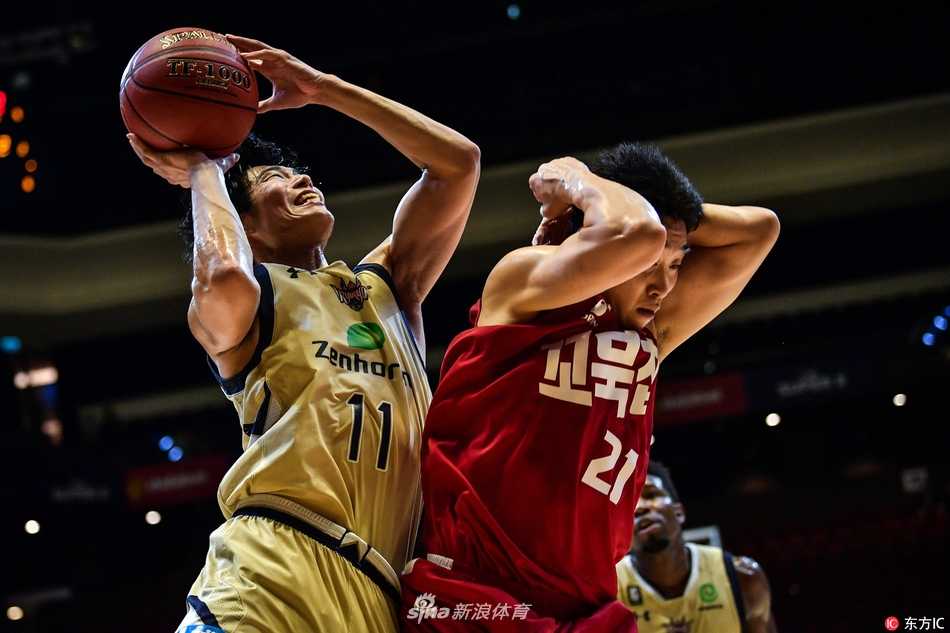 季军战开场跳球瞬间，琉球黄金帝王与高阳猎户座的球员们肌肉紧绷，目光如炬，争夺第一次进攻权。