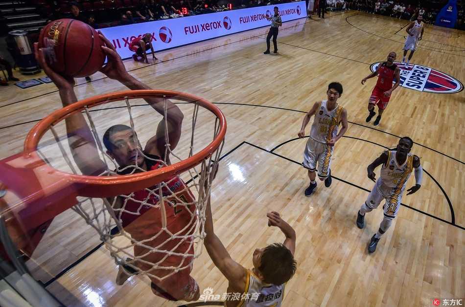 赛后双方球员友好致意，琉球黄金帝王球员虽面露遗憾，但仍与对手击掌，展现了纯粹的体育精神。