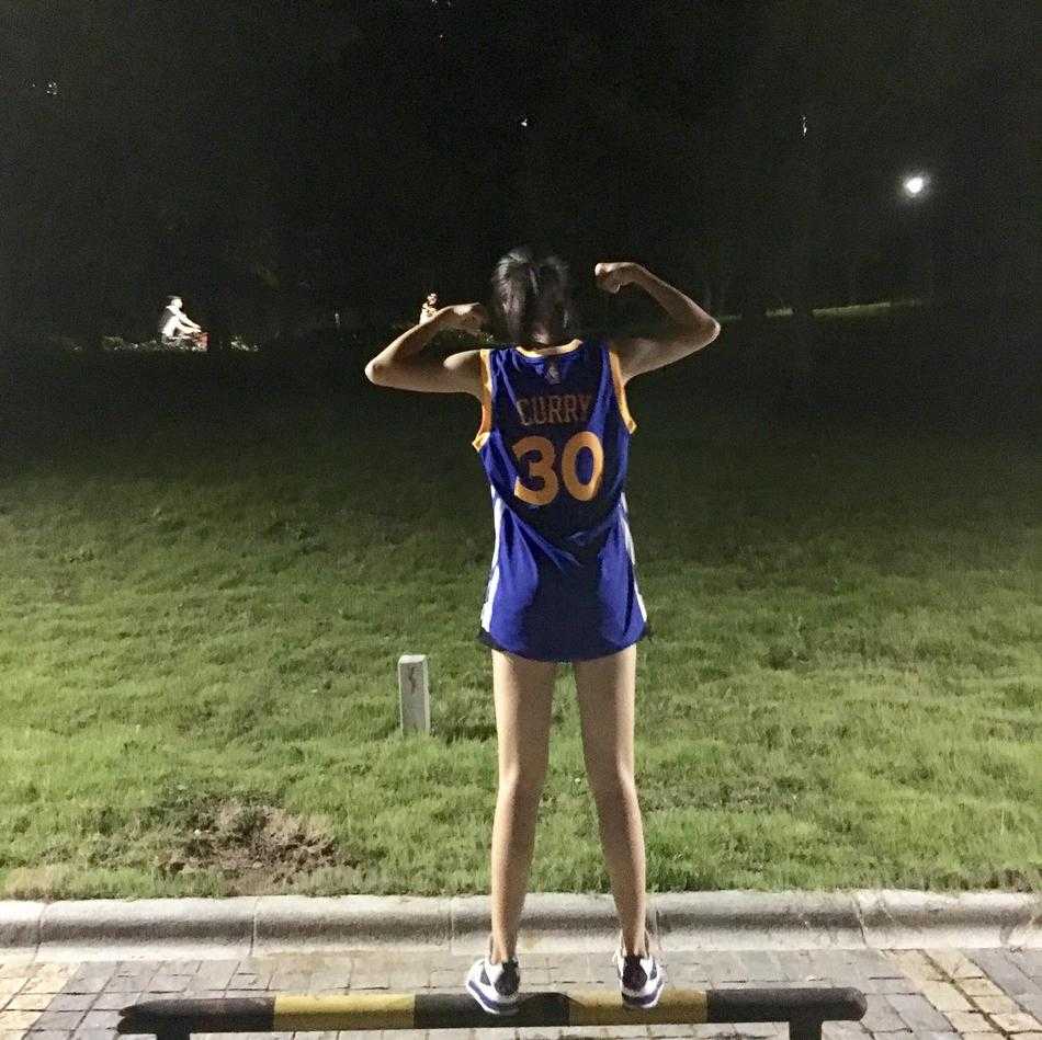 身高一七三的库里女孩:在四川盆地倾听金州勇士的脉搏 库里跃起投篮瞬间,手臂舒展指尖轻拨,篮球在空中划出隐形弧线,定格成永恒的经典姿态