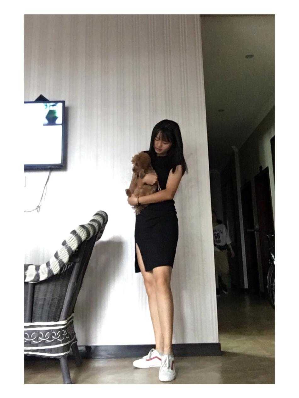 身高一七三的库里女孩:在四川盆地倾听金州勇士的脉搏 库里单手持球凝视前方,球衣随动作飘起,仿佛下一秒就要穿越防线完成一次华丽的进攻