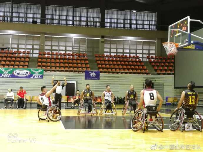 夺冠后的中国队并未大肆庆祝，而是围成一圈，神情专注地聆听教练最后的战术复盘，汗水浸透了他们的球衣，专注的眼神里闪烁着对未来亚残运正赛的憧憬。