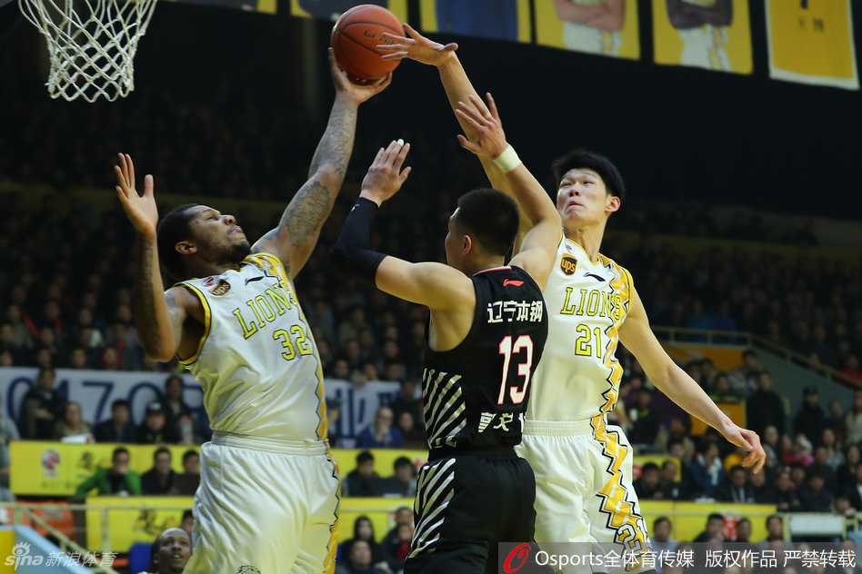 林志杰空中漫步，面对防守拉杆上篮，身体舒展至极，仿佛摆脱了地心引力的束缚。