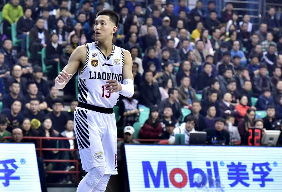 郭艾伦在场上快速奔跑，准备接应队友的传球，他身边是紧追不舍的广厦防守球员。