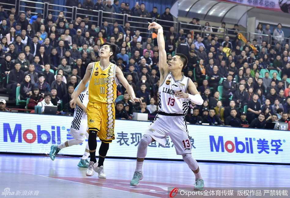 身披红色战袍的郭艾伦在赛场上运球疾进，眼神凌厉，透出一股誓要撕裂对手防线的杀气。