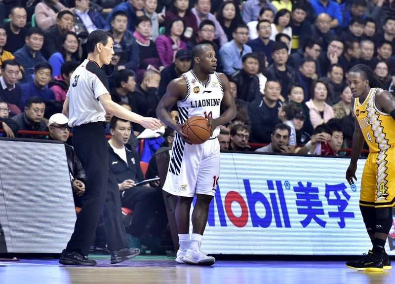 完成一次精彩进攻后，郭艾伦在场上握拳怒吼，尽情宣泄着内心的激情与斗志。