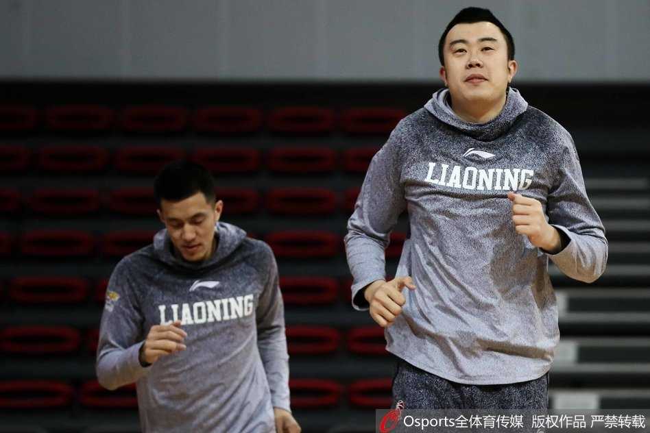 韩德君张开巨掌试图阻拦身形灵活的郭艾伦，郭艾伦则一脸坏笑地运球突破，两人在训练场上演一场搞笑的“猫鼠游戏”