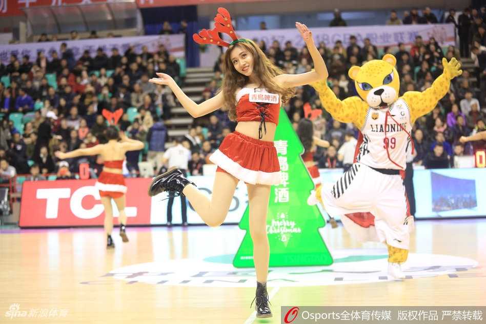 ‘鹿女郎’们在场地中央纵情热舞，整齐划一的动作与修长的身姿，诠释着力量与性感的完美结合