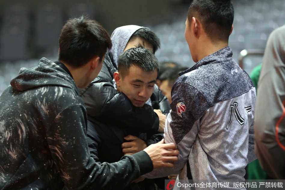 赵继伟在三人包夹下依然抬头观察队友，右手将球从防守者腋下传出，韩德君篮下接球瞬间，整个动作一气呵成