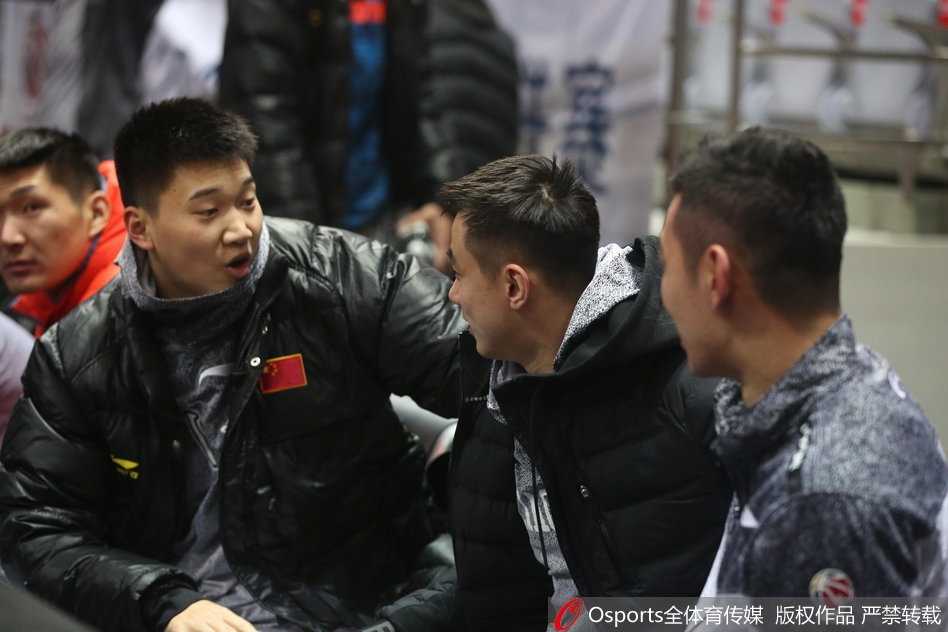 辽宁男篮全队训练气氛活跃，赵继伟在人群中开怀大笑，队友们相互打趣，丝毫不见大赛前的紧张