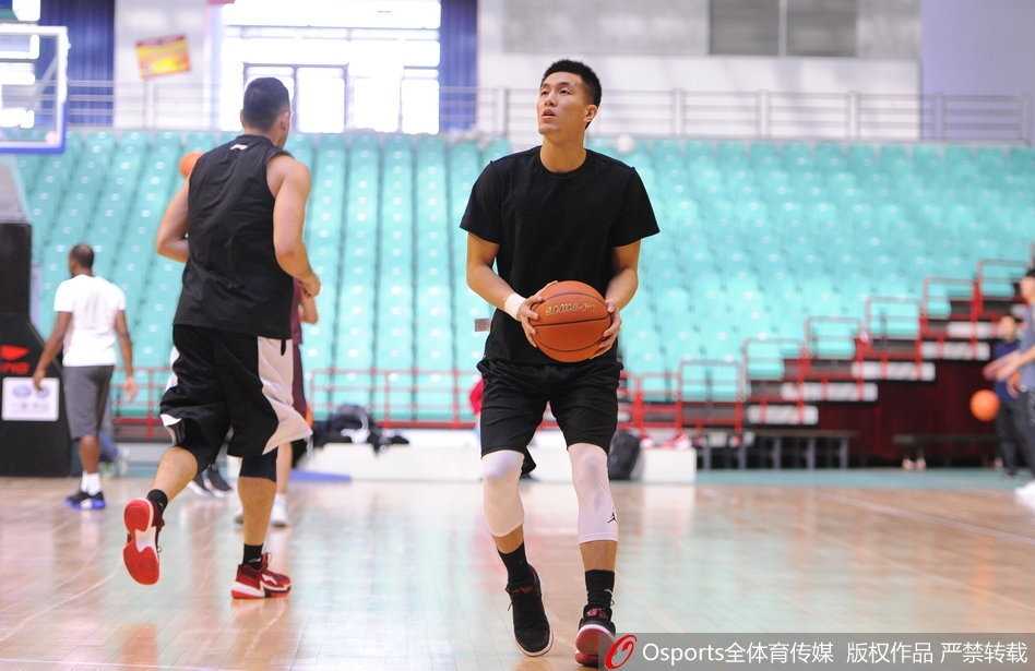 球队核心郭艾伦在运球推进，目光如炬，即使在训练中也一丝不苟，仿佛在脑海中演练着实战中的战术配合。