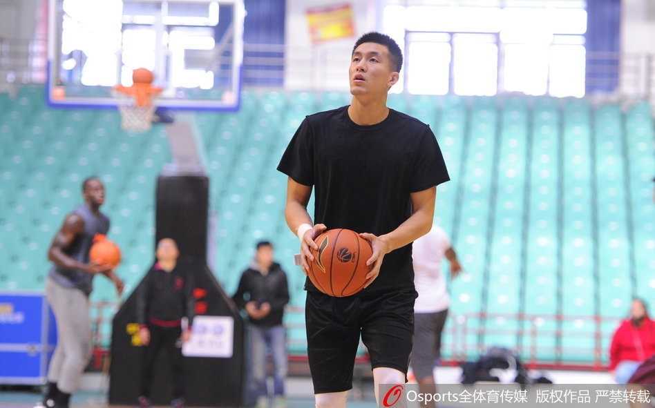 训练间歇，郭艾伦与队友并肩站立，眼神中透露出对胜利的渴望，简单的拉伸动作也显得张力十足。