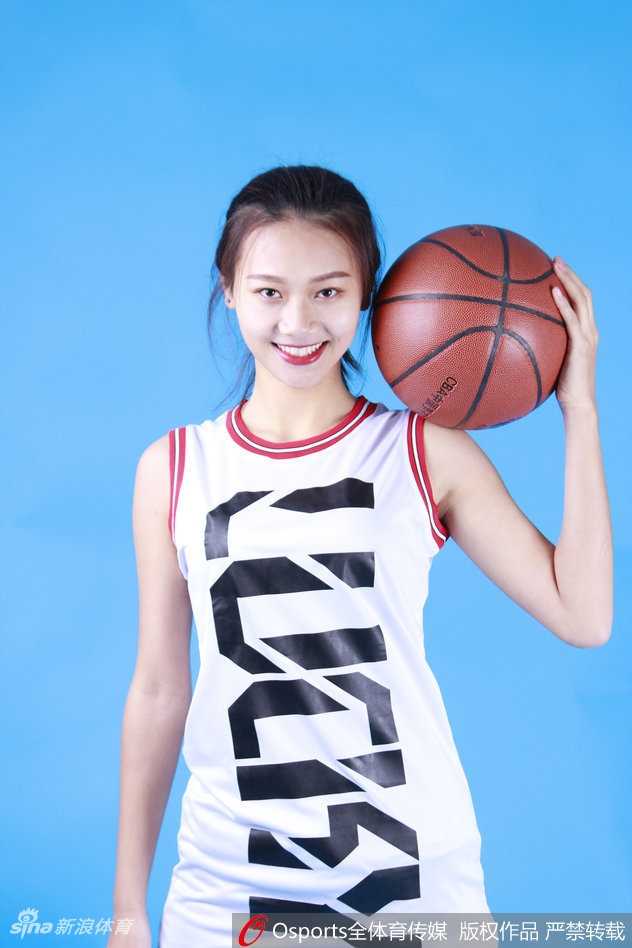 在球队取得开门红后，啦啦队员们来到场边与热情的球迷互动击掌，她们是连接球队与球迷之间最温暖的桥梁，共同分享胜利的喜悦。