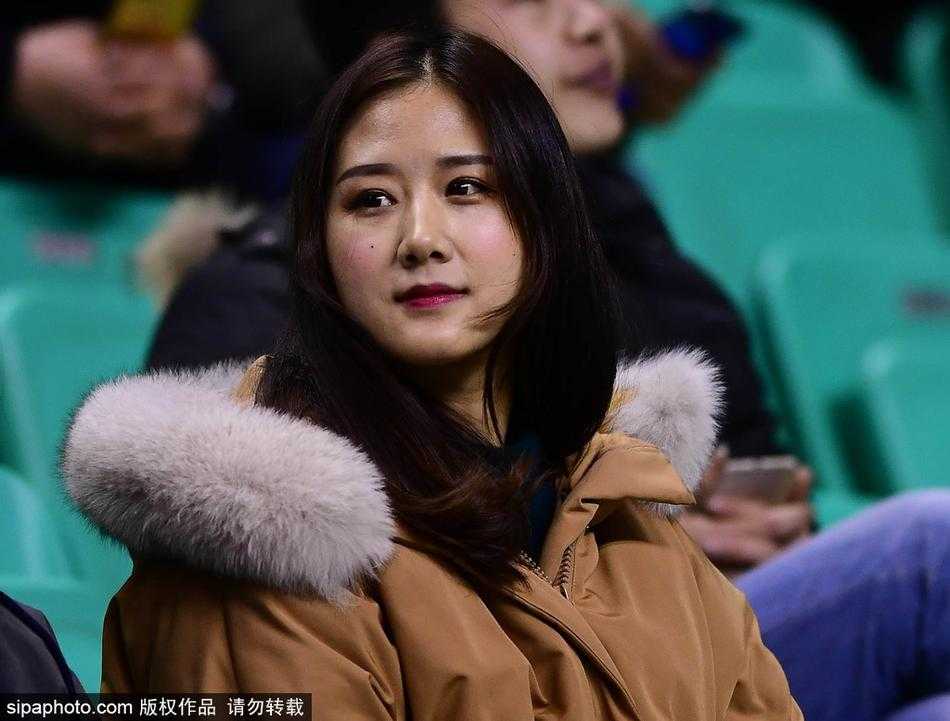 辽宁男篮最美女球迷现场助阵 当辽宁队打出精彩进攻时,孙婉晴终于露出了灿烂的笑容,她开心地鼓掌,眉眼弯弯,那份发自内心的喜悦感染了周围的每一个人,这一刻,她是全场最幸福的球迷。