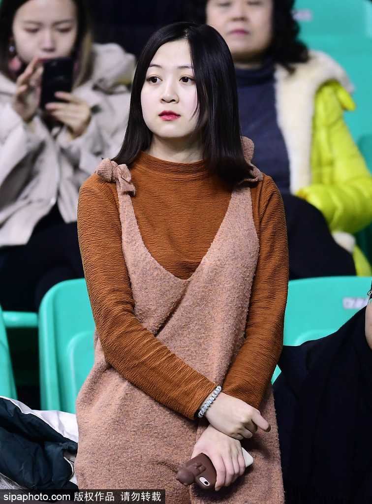 辽宁男篮最美女球迷现场助阵 孙婉晴手持一张特制的圆形加油卡,上面印着辽宁队的标志,她将卡片轻轻放在面前,脸上洋溢着温柔的微笑,仿佛在用最温暖的方式为场上的球员传递力量。