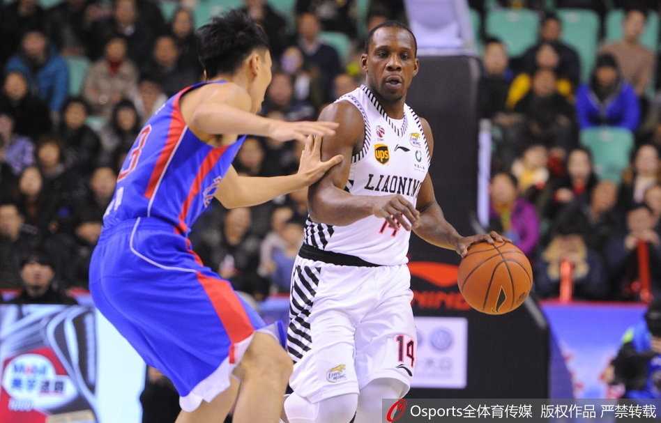 赵继伟如精灵般突破天津队的防线，在对抗中巧妙地将球送入篮筐，并造成加罚，展现了他作为国家队后卫的大心脏本色。