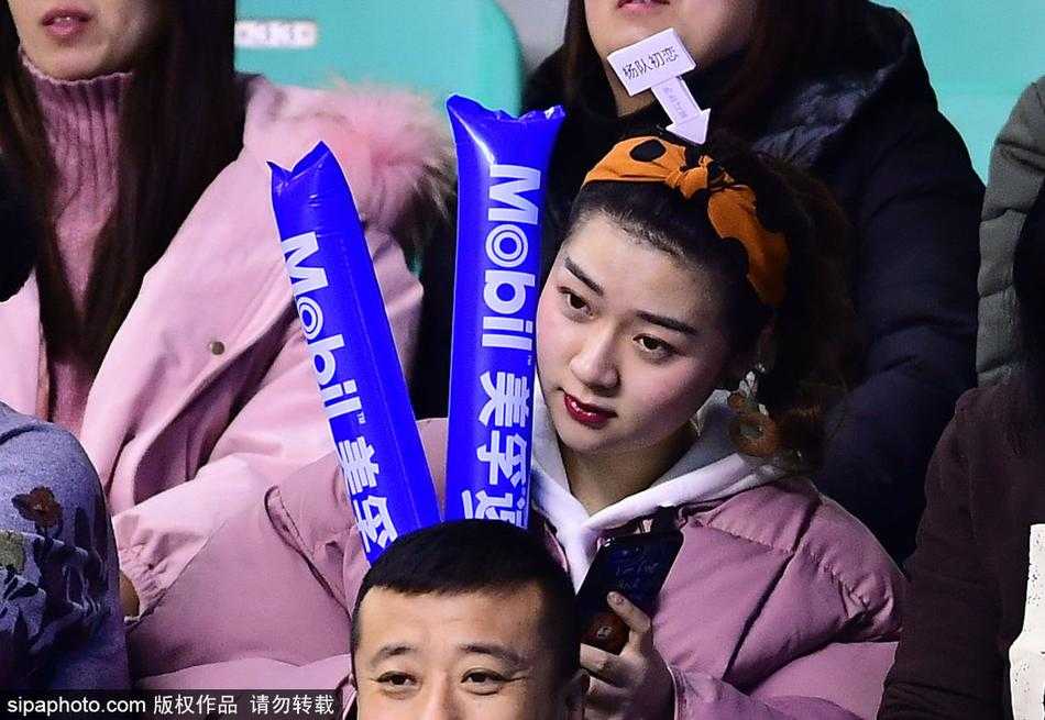 辽疆大战之外的风景 本溪赛场美女球迷巧笑嫣然 一名身穿深色V领上衣的女球迷正在低头查看手机,也许是在和朋友分享此刻激动的心情,又或是查看本场比赛的技术统计。即使是低头的瞬间,她精致的侧脸和柔顺的长发依然构成了一幅美好的画面。