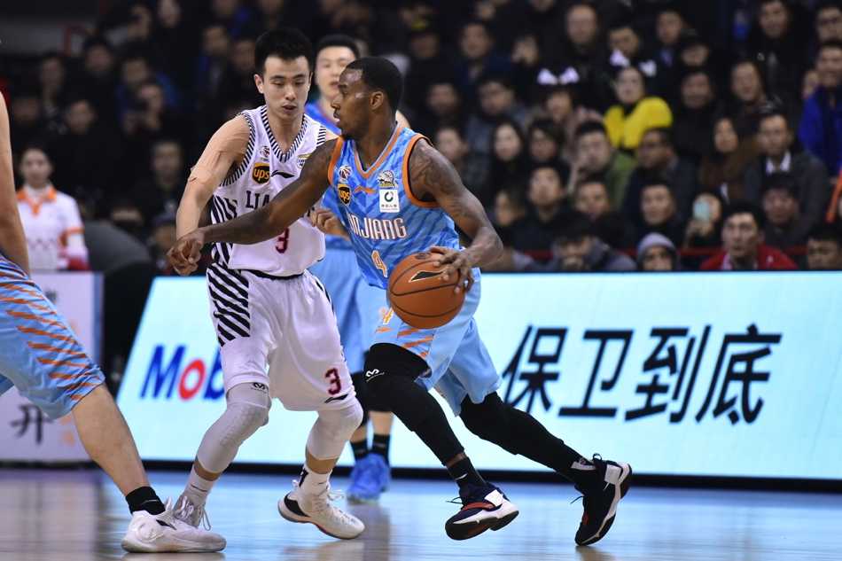 辽疆大战强势双杀卫冕冠军 巴斯韩德君联手摧毁新疆内线 辽宁队当家后卫郭艾伦犹如一道白色闪电,瞬间加速过掉防守球员,在新疆队三人合围的缝隙中,用一记高难度的低手上篮将球送入篮筐,动作一气呵成。